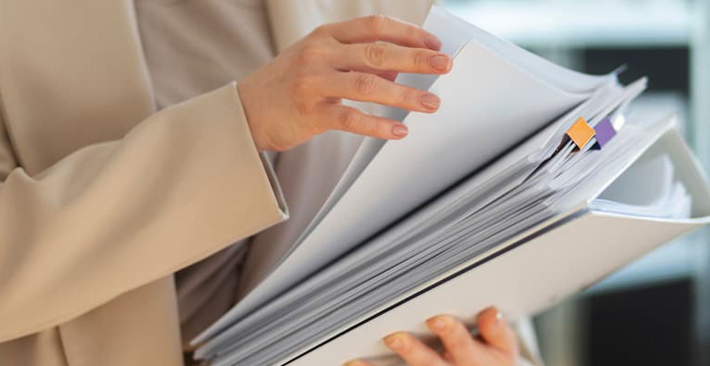 Documents administratifs officiels demande raccordement eau municipalité québécoise : plan arpenteur certifié, formulaire municipal, permis construction et certificat localisation étalés sur bureau